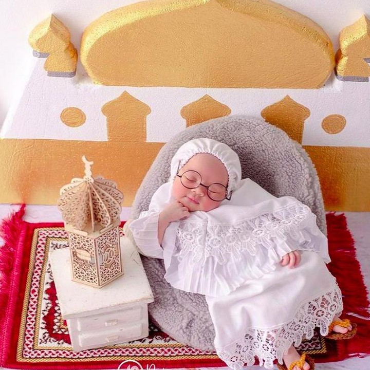 <p>Zakia juga melakukan sesi foto menggemaskan, lho. Salah satu yang mencuri perhatian adalah sesi foto terbarunya yang mengenakan mukena mini. Gemas banget ya, Bun? (Foto: Instagram @nattareza)</p>