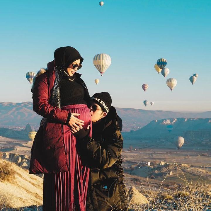 <p>Potret-potret mereka tampak romantis, ya. Bagaimana menurut Bunda? (Foto: Instagram @attahalilintar)</p>