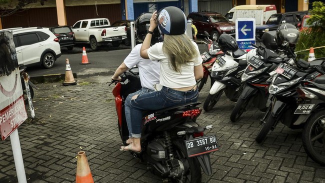 FOTO: Bapirang, Tradisi Mewarnai Rambut saat Natal di Manado