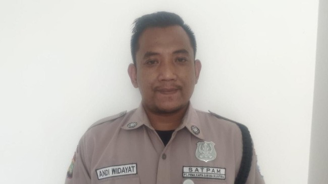 Petugas keamanan di wilayah Jakarta Utara, Andi Widayat mempercayakan JKN-KIS sebagai jaminan kesehatan buat keluarganya.