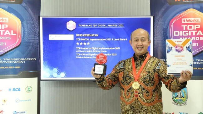 Direktur Teknologi dan Investasi BPJS Kesehatan Edwin Aristiawan meraih penghargaan Top CIO on Digital Implementation 2021 dari ItWorks Top Digital Awards 2021.