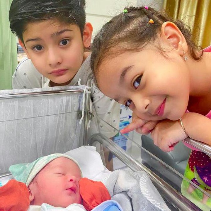 <p>Kedua anaknya, King Faaz dan Queen Eijaz begitu bersemangat menyambut kelahiran adik mereka. Diungkap Sonny, kedua kakak King Zhafi itu bahkan protektif dan tidak perbolehkan tamu pegang adiknya sembarangan, lho. (Foto: Instagram @sonnyseptian)</p>