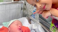 <p>Kedua anaknya, King Faaz dan Queen Eijaz begitu bersemangat menyambut kelahiran adik mereka. Diungkap Sonny, kedua kakak King Zhafi itu bahkan protektif dan tidak perbolehkan tamu pegang adiknya sembarangan, lho. (Foto: Instagram @sonnyseptian)</p>