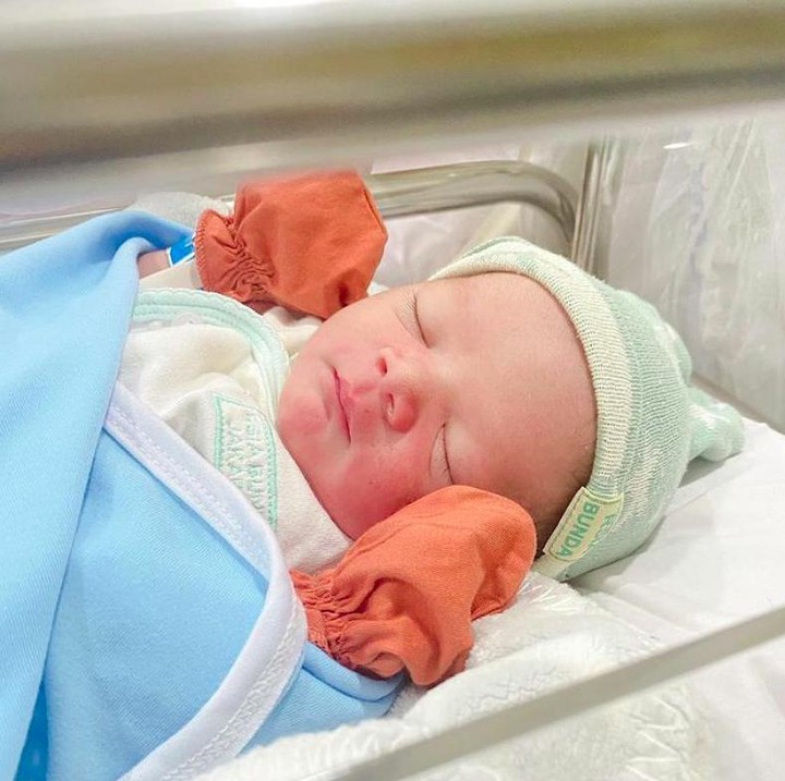 <p>Kebahagiaan tengah menyelimuti Fairuz A Rafiq dan Sonny Septian. Fairuz melahirkan anak ketiganya pada 21 Desember lalu, di Jakarta. (Foto: Instagram @fairuzarafiq)</p>