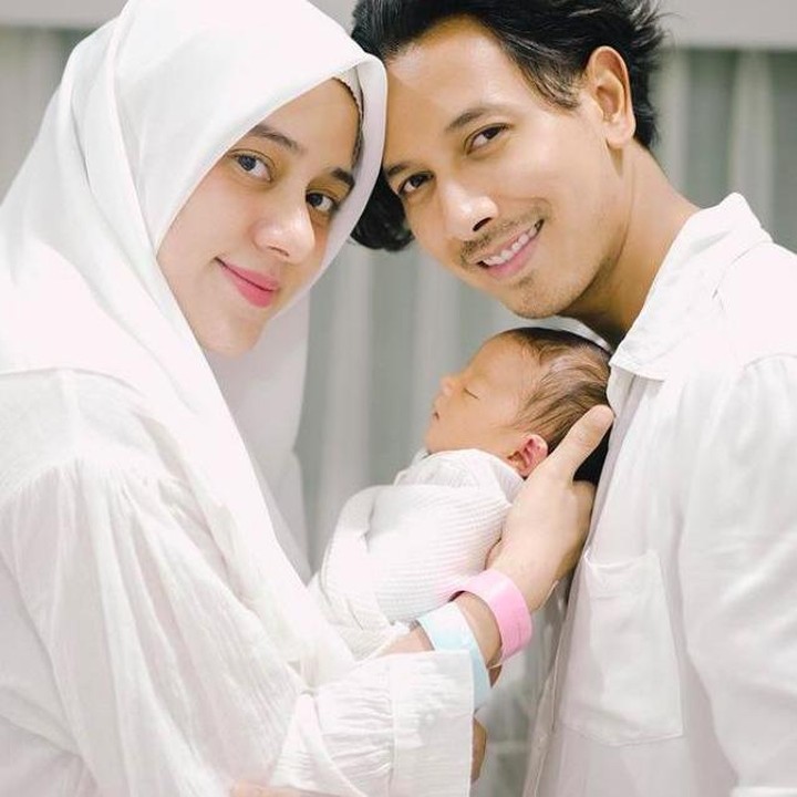 <p>Sama seperti anak Fairuz A Rafiq yang sulung, yang memiliki nama awal King. Anak ketiganya ini diberi nama King Zhafi Zayyan Slofa. (Foto: Instagram @fairuzarafiq)</p>