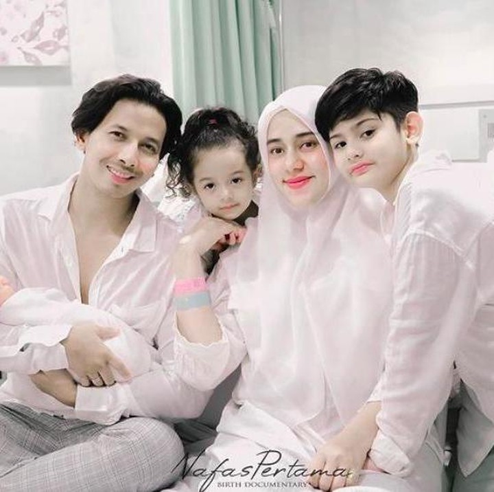 <p>Tak lupa, keluarga Fairuz dan Sonny Septian mengabadikan momen kehadiran King Zhafi di rumah sakit. Ia, Sonny, dan anak-anak kompak mengenakan busana bernuansa putih.</p>