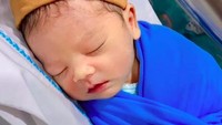 <p>Paras King Zhafi pun turut mengundang perhatian warganet. Banyak warganet yang memuji King Zhafi ganteng sejak lahir, Bunda. (Foto: Instagram @sonnyseptian)</p>