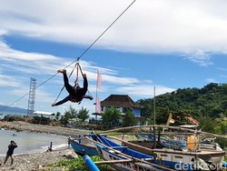 Sensasi Flying Fox dan Mendarat di Permukaan Pantai Cikembang