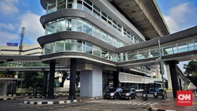 Pelajar Disayat ODGJ saat Antre Jajan di Halte Transjakarta CSW