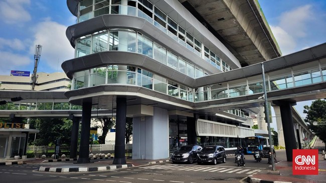 Seorang pelajar SMP menjadi korban penyayatan di bagian leher oleh perempuan di Halte Transjakarta CSW, Jakarta Selatan.