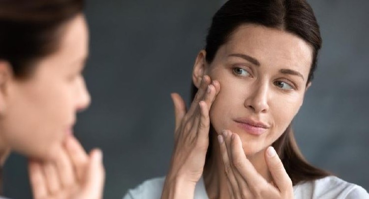 GUNAKAN BERTAHAP Sebelum menganti skincare, Bunda perlu menetralkan wajah agar mengetahui produk yang cocok. Simak caranya di sini, yuk.