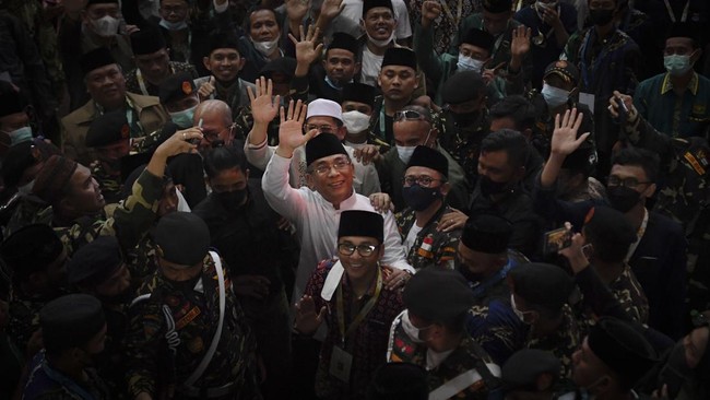 Ketum Yahya Cholil Staquf memastikan tak ada kedekatan istimewa dengan partai politik tertentu di struktur baru kepengurusan PBNU 2022-2027.