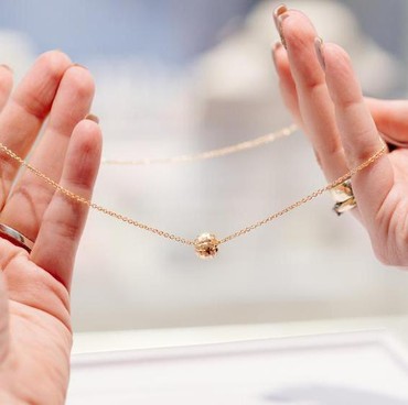 Emas Putih vs Emas Kuning: Perbedaan, Keunggulan & Mana yang Sebaiknya Kamu Pilih