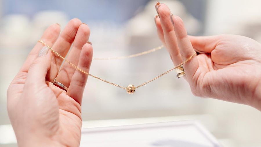 Kalung Emas untuk Istri