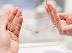 Emas Putih vs Emas Kuning: Perbedaan, Keunggulan & Mana yang Sebaiknya Kamu Pilih