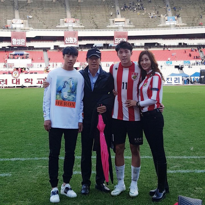 <p>Cha Young Ju tak pernah absen mendampingi sang suami di berbagai kesempatan penting. Selain cantik, ia juga merupakan istri yang suportif, ya? (Foto: Instagram @shin_jaewon77)</p>