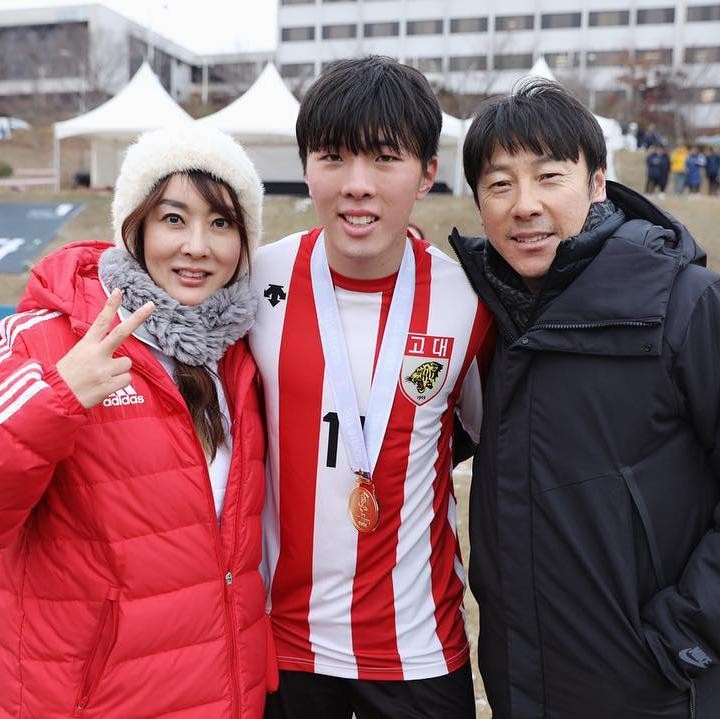 <p>Pelatih sepakbola Shin Tae Yong berhasil membawa timnas Indonesia ke final Piala AFF 2020. Hal itu membuat kehidupan Shin Tae Yong semakin terekspose, termasuk keluarganya. (Foto: Instagram @shin_jaewon77)</p>