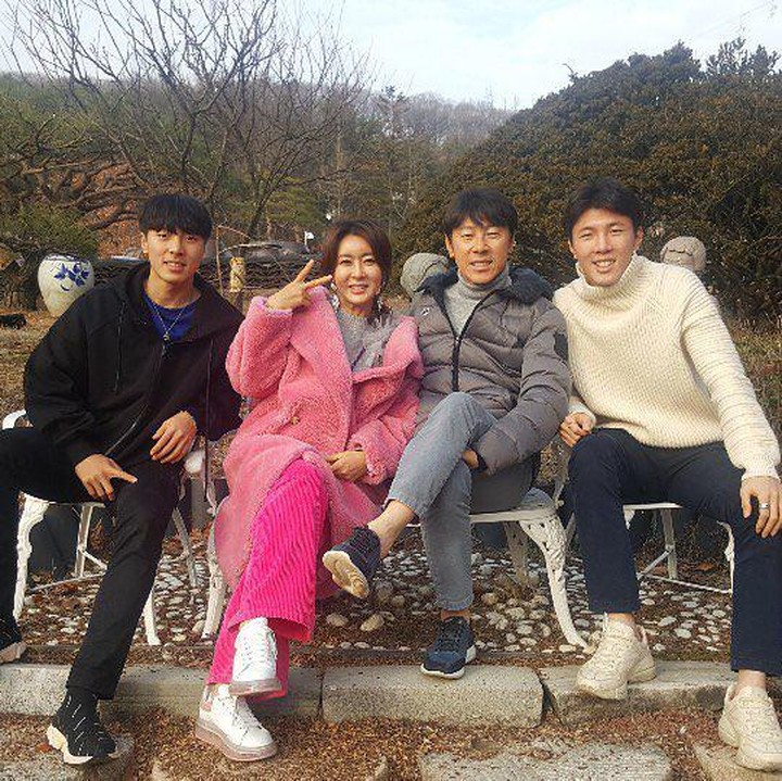 <p>Shin Tae Yong telah menikah dengan wanita cantik bernama Cha Young Ju pada 1995 silam, Bunda. Dari pernikahan tersebut, Shin Tae Yong dan istri dikaruniai dua anak bernama Shin Jae Won dan Shin Jae Hyeok. (Foto: Instagram @shin_jaewon77)</p>