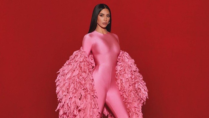 Stylish Sekaligus Nyentrik! Ini Gaya Paling Heboh Kim Kardashian di Tahun 2021