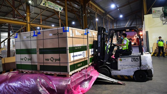 Tiga tahap vaksin yang baru datang, yakni tahap ke-173, 174, dan 175, langsung didistribusi ke sejumlah daerah dalam rangka untuk menggenjot vaksinasi.
