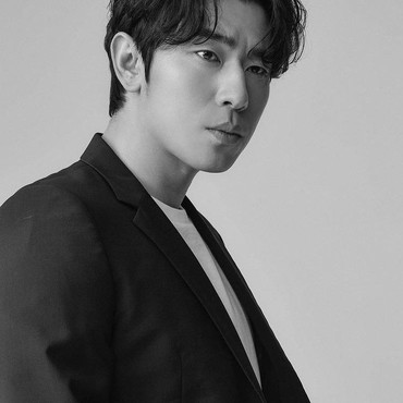 Permintaan Maaf Lee Si Eon karena Lepas Masker di Hari Pernikahannya