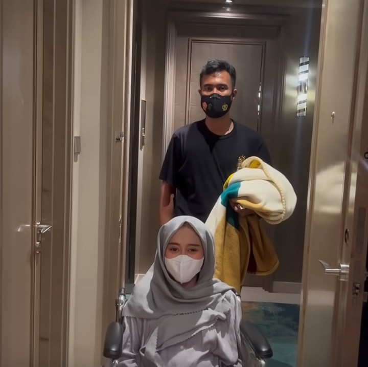 <p>Sebelumya, Lesti Kejora terpaksa melahirkan anak mereka dengan lebih cepat dalam usia kandungan 34 minggu. Hal ini dikarenakan kondisi kesehatan Lesti yang menurun. (Foto: YouTube/Leslar Entertainment)</p>