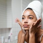 5 Hal Sederhana yang Harus Diperhatikan Selama Mencuci Muka Menurut Ahli Kulit