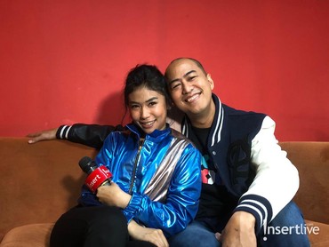 img-title Beredar Foto Pandji Ciuman dengan Wanita Bule, Istri Cari Tukang Pukul