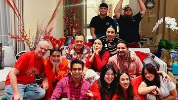 KELUARGA SARAH SECHAN DAN AJUN PERWIRA