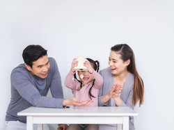 Orang Tua Wajib Tahu! Ini Cara agar Anak Tak Jadi Generasi Sandwich