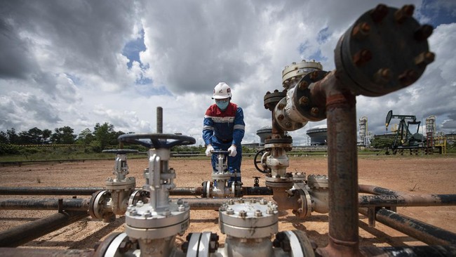 Pertamina Hulu Rokan berhasil mengebor 145 sumur baru sejak awal tahun kemarin hingga Rabu (11/5) dari target pengeboran 400-500.