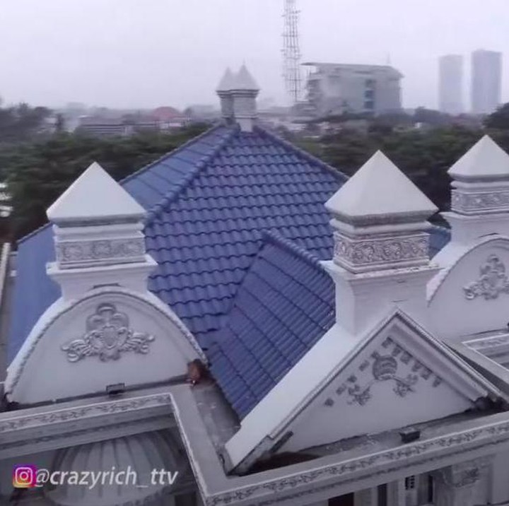 <p>Selain dijuluki Kota Pahlawan, Surabaya dikenal sebagai tempat tinggal para crazy rich. Seperti pasangan miliuner Aswin Yanuar dan Claudya Harida. Dalam sebuah kesempatan, ia perlihatkan isi rumahnya, Bunda. (Foto: YouTube TRANS TV OFFICIAL)</p>