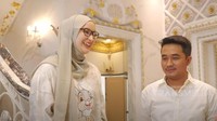 <p>Namun, Aswin tidak menjadi artis di Ibu Kota, ia bekerja di sebuah agensi sampai akhirnya bertemu dengan seorang model, Claudya Harida, yang kini menjadi istrinya, Bunda. (Foto: YouTube TRANS TV OFFICIAL)</p>