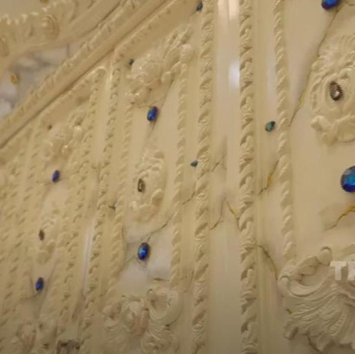 <p>Tak hanya itu, dindingnya juga bertabur kristal Swarovski asli. Menurut pengakuan Aswin, ia mengantongi 135 sertifikat keaslian Swarovski, hanya untuk ditempel di dinding. (Foto: YouTube TRANS TV) OFFICIAL</p>