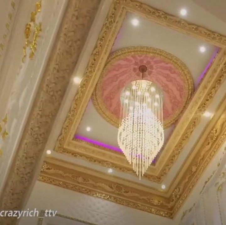 <p>Seperti interior rumah orang kaya raya lainnya, chandelier kristal yang diimpor dari luar negeri enggak ketinggalan dipajang nih, Bunda. (Foto: YouTube TRANS TV OFFICIAL)</p>