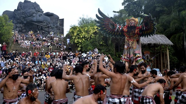 Hujan diprediksi akan mengguyur sebagian besar wilayah Bali sejak siang hingga malam hari pada tahun baru 31 Desember 2021.