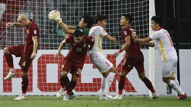 Dalam laga Thailand vs Vietnam, tendangan salto yang dilepaskan oleh Nguyen Tien Linh malah menghantam rahang Manuel Bihr.