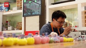 VIDEO: Karya Seni Tembikar Mini Terkecil Di Dunia
