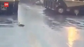 VIDEO: Petugas Keamanan Tersambar Petir, Kondisinya Membaik