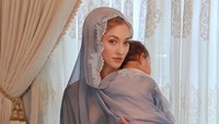 <p>Penampilan Bunda satu anak ini pun kerap mendapat pujian dari netizen, lho.  (Foto: Instagram @varshaadhikumoro)</p>