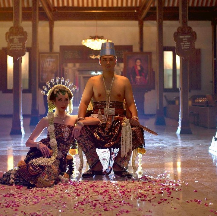 <p>Pernikahan mereka berlangsung di Indonesia dan mengusung adat Jawa. (Foto: Instagram @varshaadhikumoro)</p>