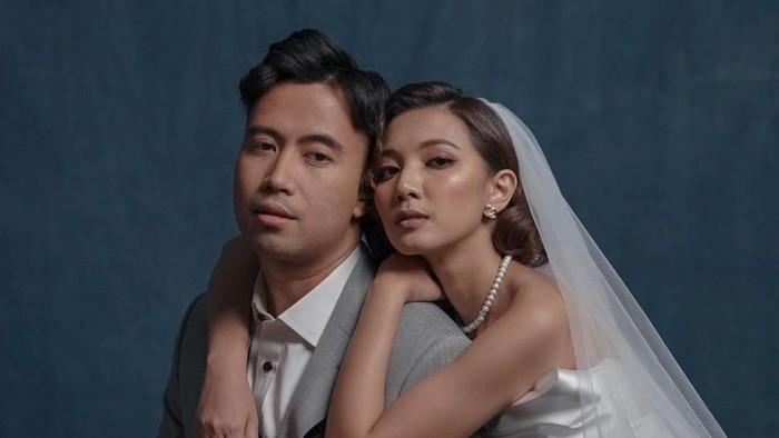 Bergaya Klasik dan Romantis, Ini Potret Prewedding Vidi Aldiano dan Sheila Dara