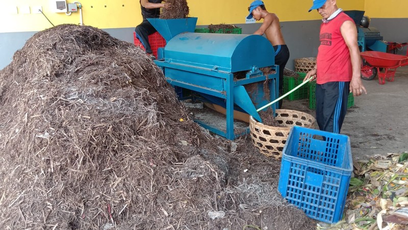 Hingga saat ini, sampah masih menyisakan berbagai persoalan pelik dalam siklus kehidupan.