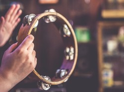 30 Contoh Alat Musik Ritmis dari yang Modern sampai Tradisional