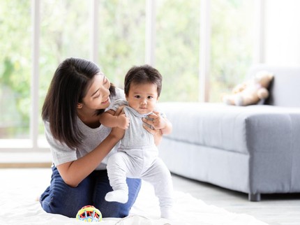 7 Cara Stimulasi Bayi agar Cepat Bisa Jalan, Bunda Perlu Tahu