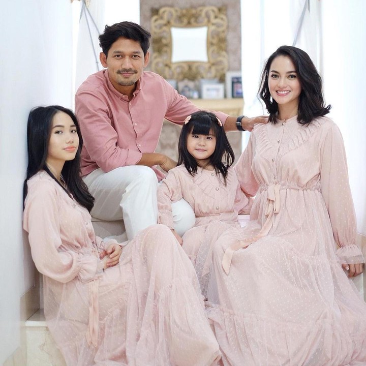 <p>Selain dengan Yaya, Ibnu Jamil juga dekat dengan anak sulung Ririn Ekawati dari pernikahan pertamanya. Dia adalah Jasmine Salsabila Abeng. Seperti layaknya anak kandung, Ibnu tak canggung berada di dekat putrinya yang beranjak remaja itu. (Foto: Instagram @ririnekawati)</p>