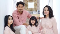 <p>Selain dengan Yaya, Ibnu Jamil juga dekat dengan anak sulung Ririn Ekawati dari pernikahan pertamanya. Dia adalah Jasmine Salsabila Abeng. Seperti layaknya anak kandung, Ibnu tak canggung berada di dekat putrinya yang beranjak remaja itu. (Foto: Instagram @ririnekawati)</p>