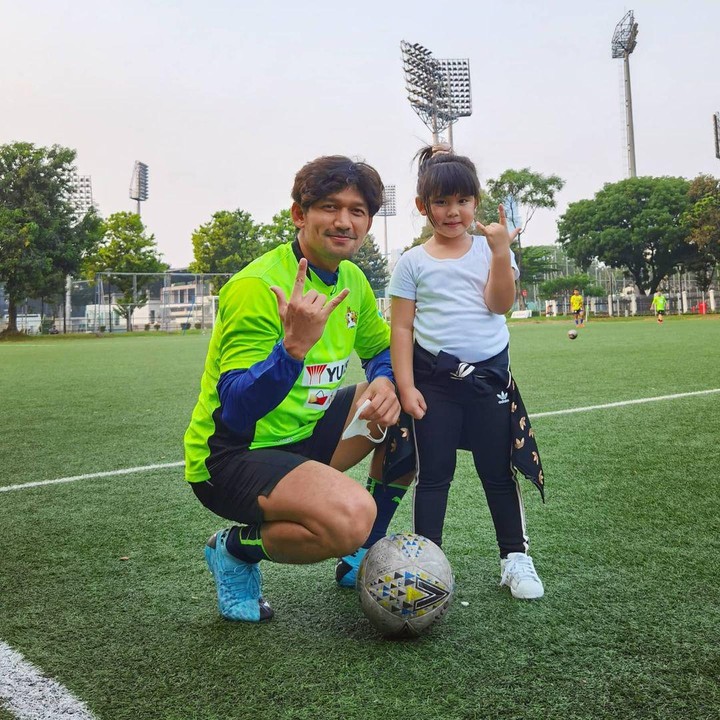 <p>Ibnu juga pernah membawa Yaya menemaninya bermain sepakbola lho, Bunda. Yaya tampak begitu bahagia bisa menemani ayah sambungnya. (Foto: Instagram @ibnujamilo)</p>