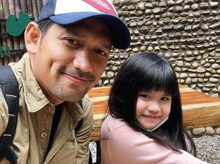 7 Potret Kedekatan Anak Bungsu Ririn Ekawati dengan Ayah Sambung Ibnu Jamil