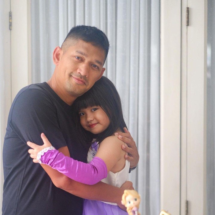 <p>Belum lama ini, Yaya baru berulang tahun ke-5. Di hari spesialnya itu, Yaya rela menunggu Ibnu bangun tidur demi bisa meniup lilin bersama. Sweet banget ya, Bunda? (Foto: Instagram @ibnujamilo)</p>
